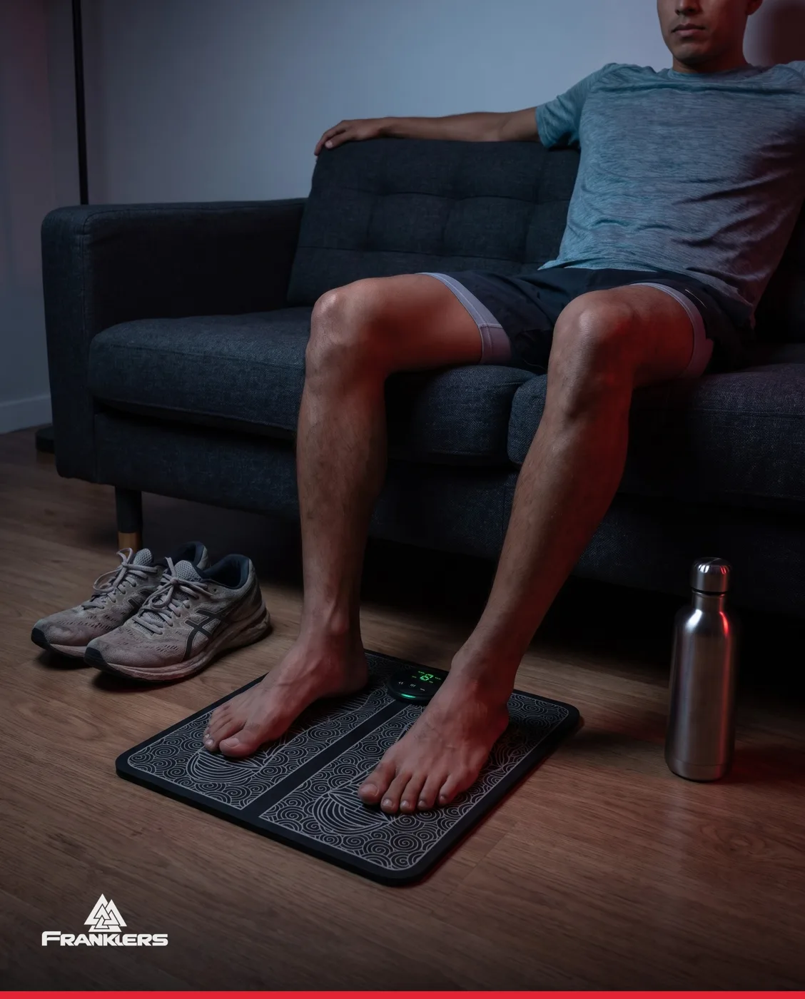 Runner con los pies descalzos sobre el EMS FOOT RESET después de entrenar